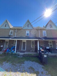 Building Photo - Spacious two-bedroom townhome in Stockerto...