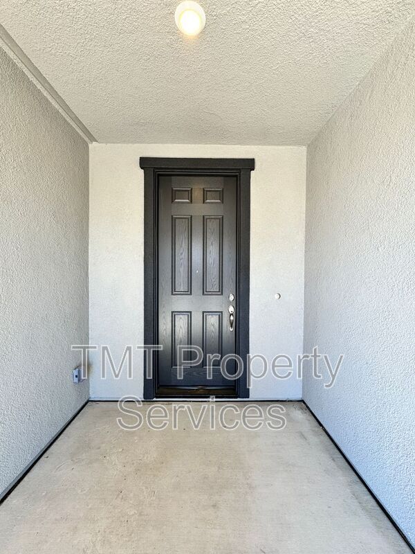 Building Photo - 1372 Redford Wy