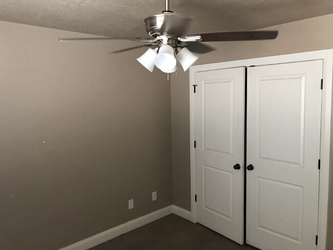 Building Photo - "Spacious 3-Bedroom Townhouse Retreat with 2.5 Baths in the Heart of Washington, UT!"