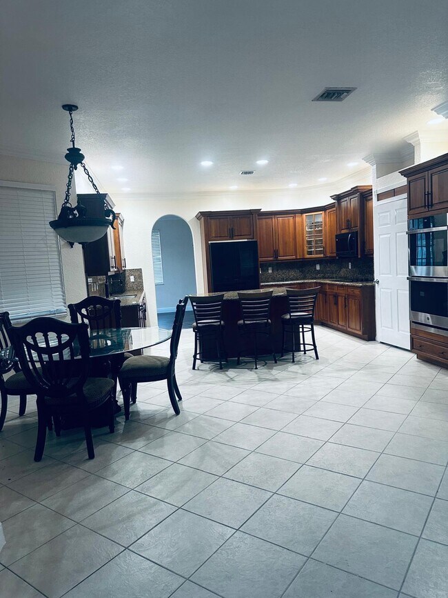 Building Photo - 2261 Ridgewood Cir