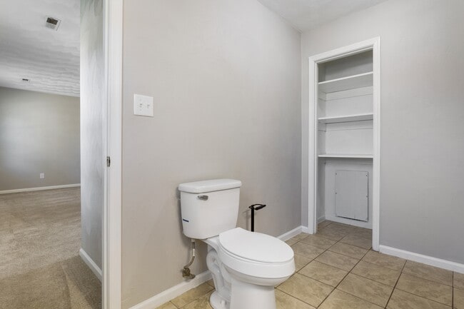 Building Photo - 226 Woodbury Forrest Dr