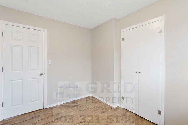 Building Photo - 3+ Bedroom House w/ Large Backyard - South...