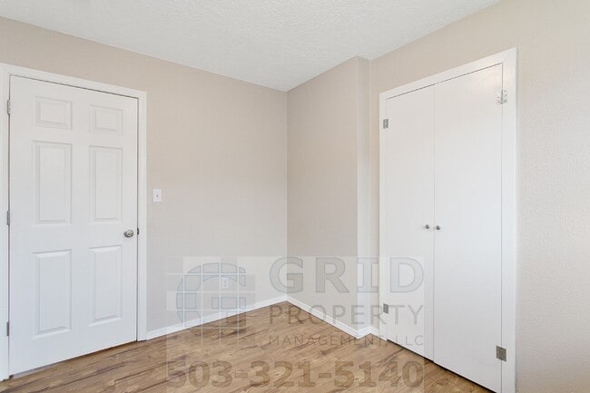 Building Photo - 3+ Bedroom House w/ Large Backyard - Southeast Portland!