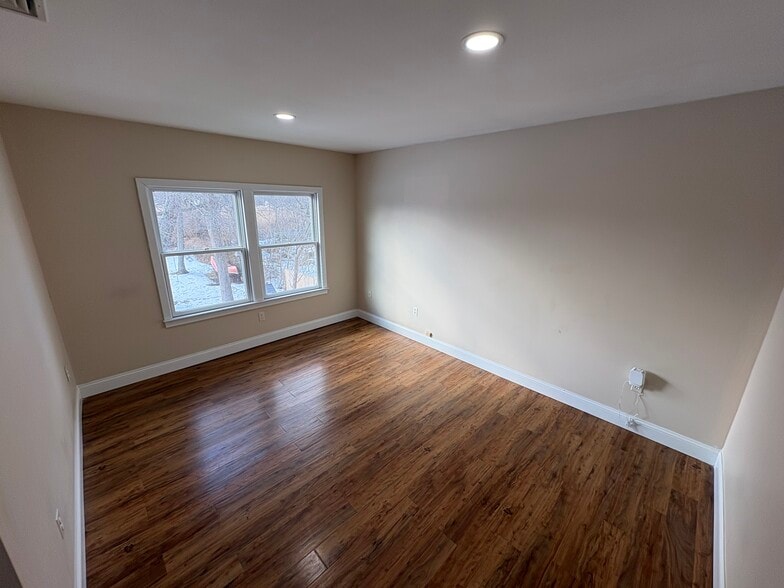 Building Photo - 60 Lynbrook Dr