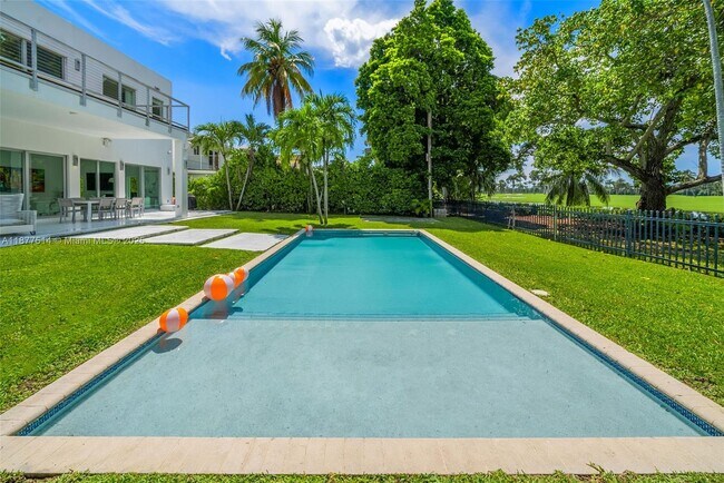 Building Photo - 6050 La Gorce Dr
