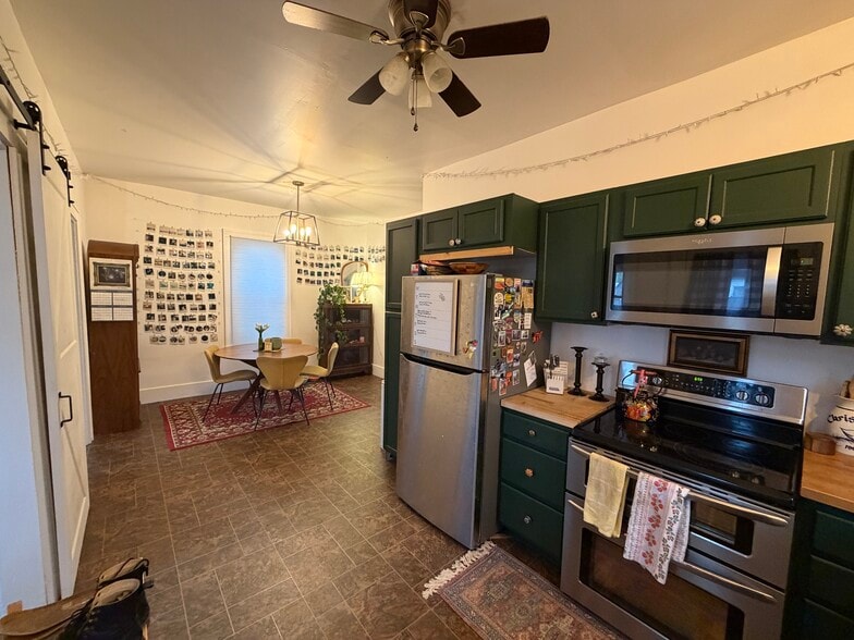Building Photo - 148 E Elm St