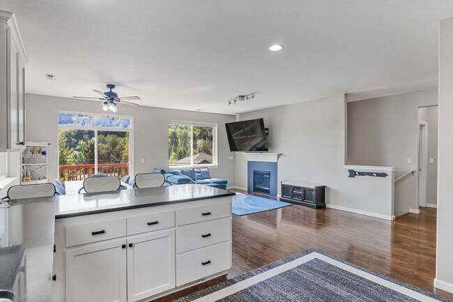 Building Photo - 5-bed, 3-bath Home in Scenic West Salem