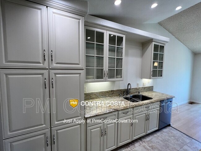 Building Photo - 409 Camelback Rd