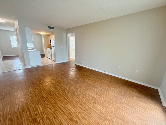 Building Photo - 2 bed 1 bath condo close to IMG