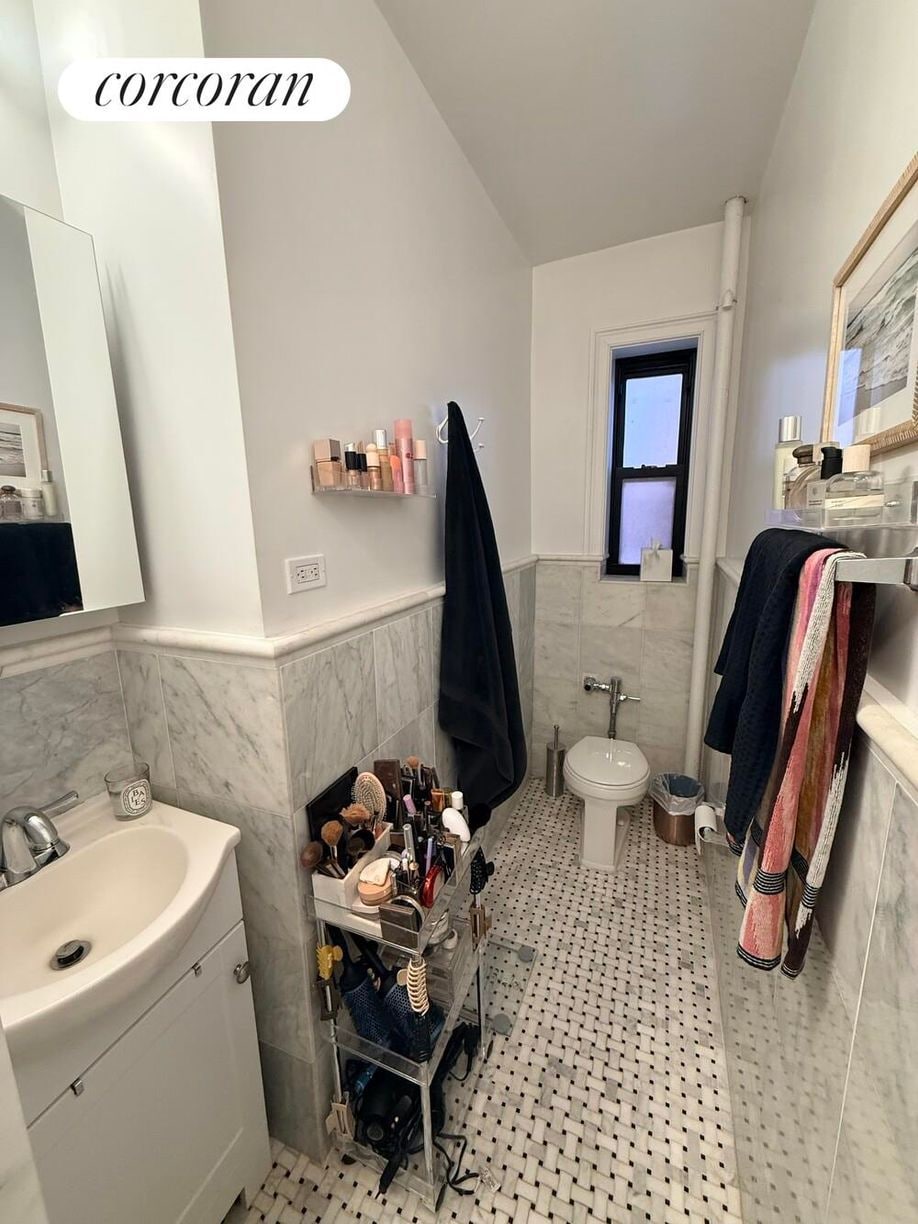 Building Photo - 163 W 17th St