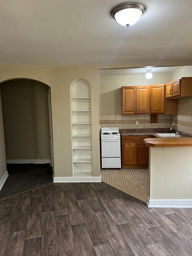 Building Photo - 7416 Harwood Ave