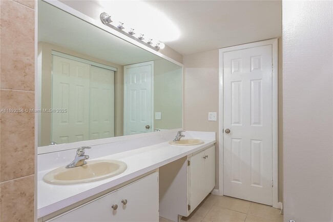 Building Photo - 4011 Palm Bay Cir