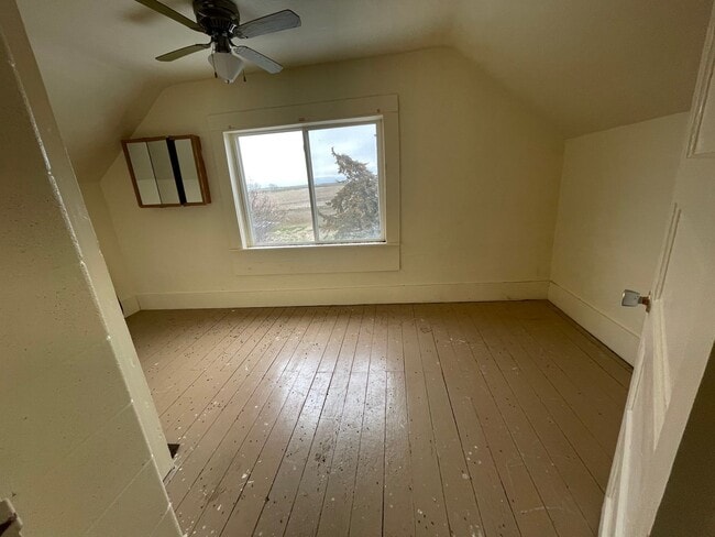 Building Photo - Exit 350 Acreage between Sioux Falls and Mitchell- 4 bedroom house