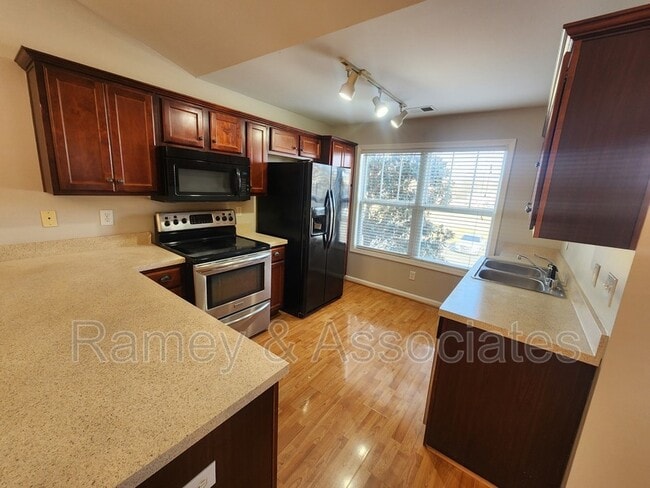 Building Photo - 3802 Falcon Crest Dr