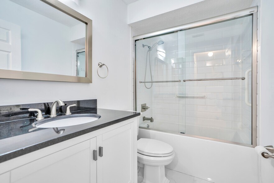 Building Photo - 203 SE 15th Pl