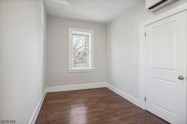 Building Photo - 166 Maplewood Ave