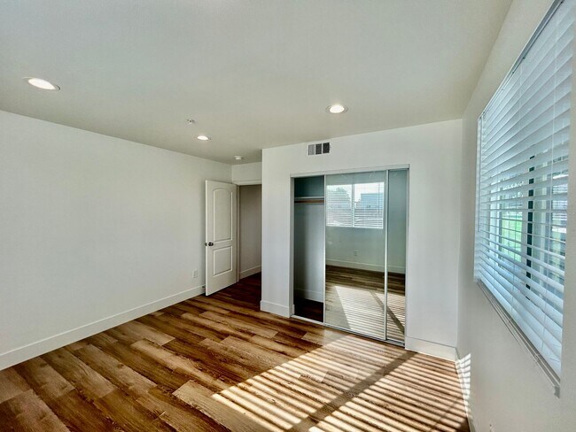 Building Photo - NewB La T 8418