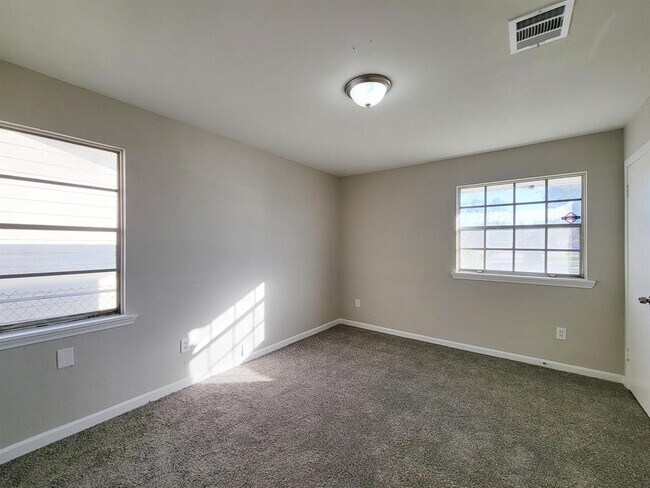 Building Photo - 4119 Holloway Dr