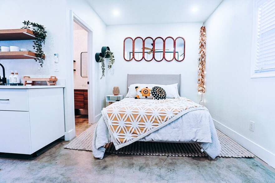 Building Photo - 6007 N Orange Blossom Ave