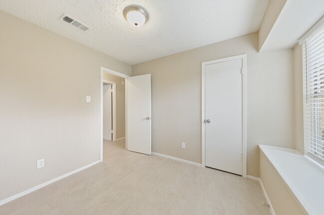 Building Photo - 1911 Highcrest Dr