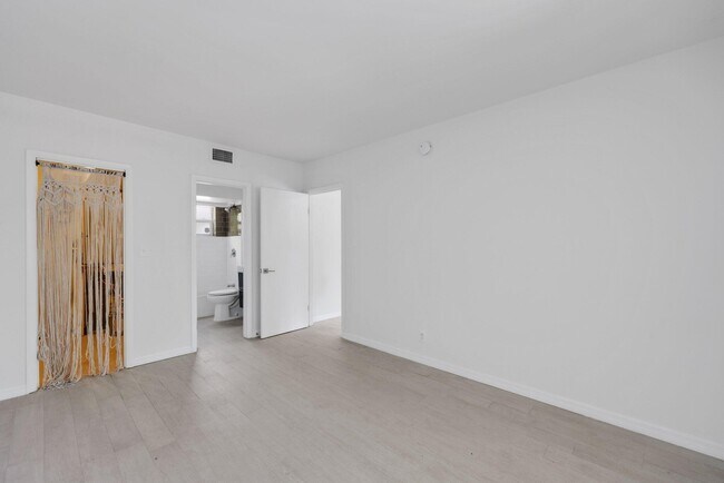 Building Photo - 609 NE 13th Ave