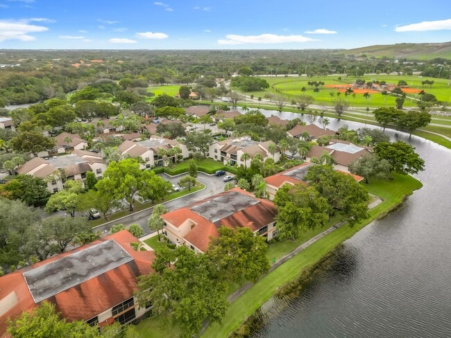 Building Photo - Gorgeous 3 bedroom Corner Unit with Lake view in Coconut Creek