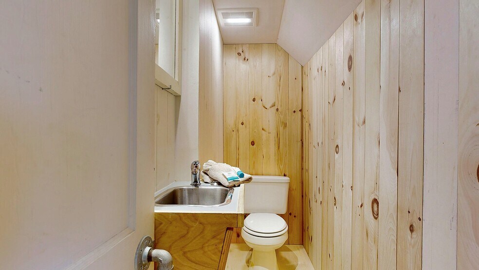 Building Photo - 42 Evergreen Ave