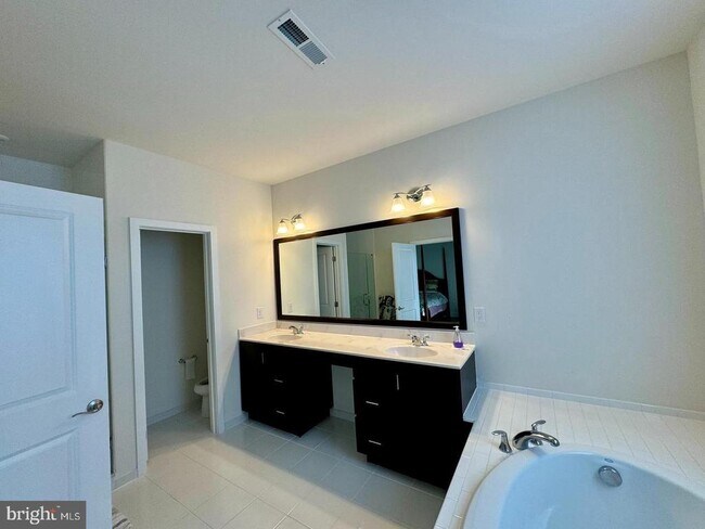 Building Photo - 906 Lakeview Ct