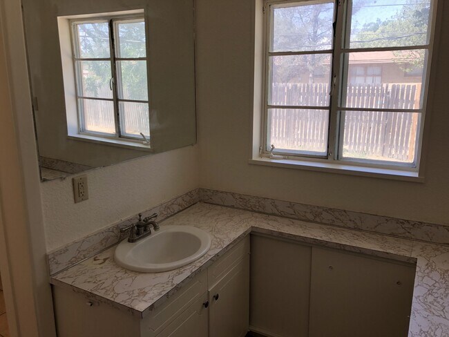 Building Photo - Spacious Home, Pets welcome