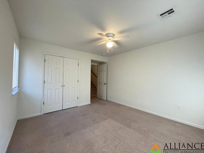 Building Photo - West Side Townhome!