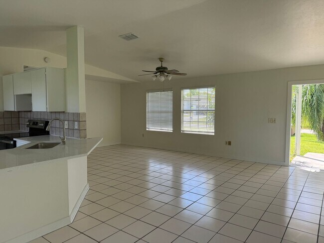 Building Photo - 3/2 Single Family Home in Lehigh Acres for...