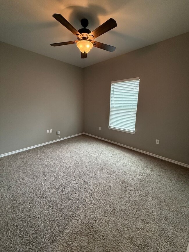 Building Photo - 3 bed 2 bath with Garage and fenced in back yard