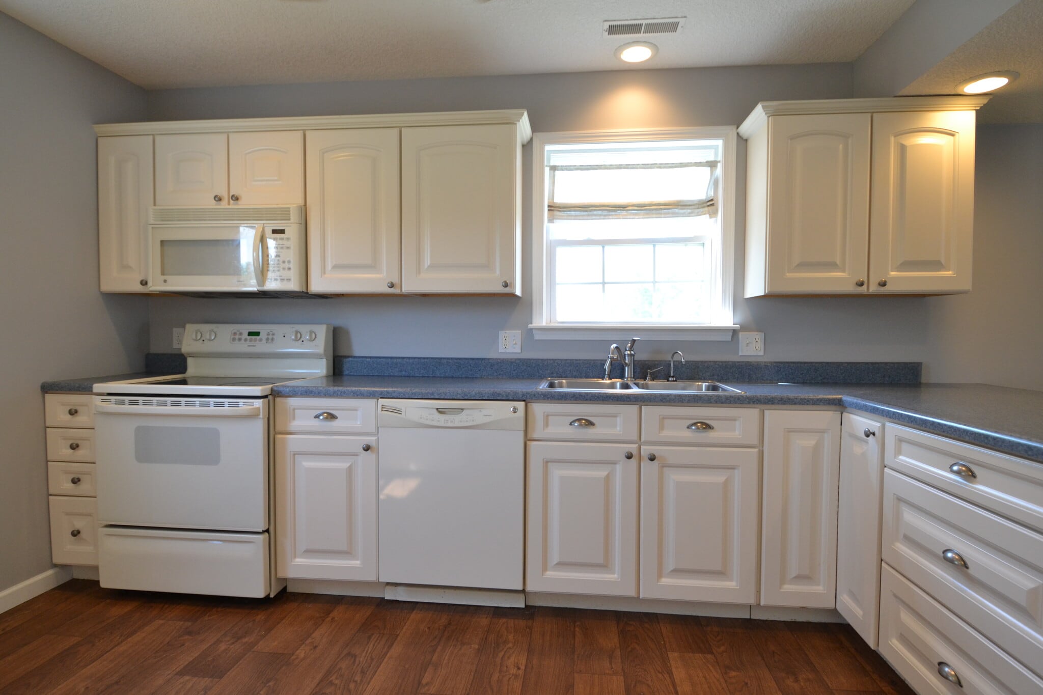 Building Photo - 1900 Salter Pl