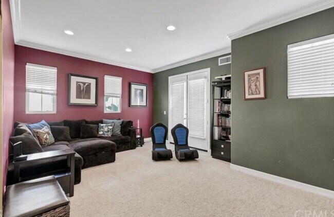 Building Photo - 9 Marisol