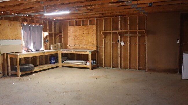 Building Photo - 6206 S Ranch Rd