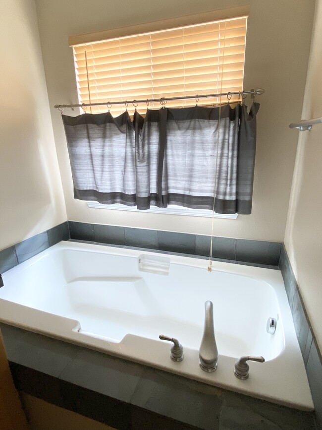 master bathroom tub - 17080 SW Pleasanton Ln