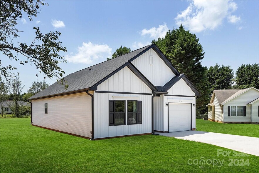 Building Photo - Room in House on Oakwood Rd
