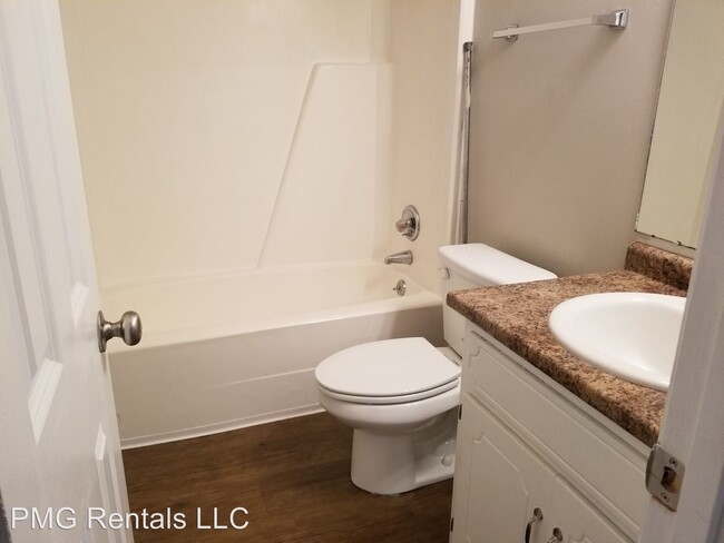 Building Photo - 2 br, 1 bath Apartment - 001 Southern Cove
