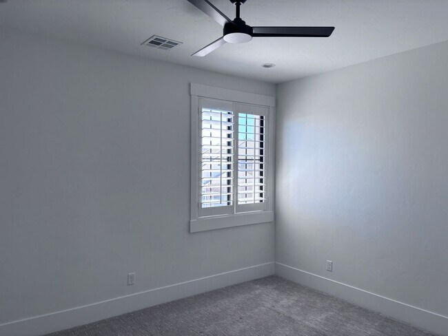 Building Photo - Beautiful 5 Bed 3.5 bath near Sunrise Valley Park In Washington.