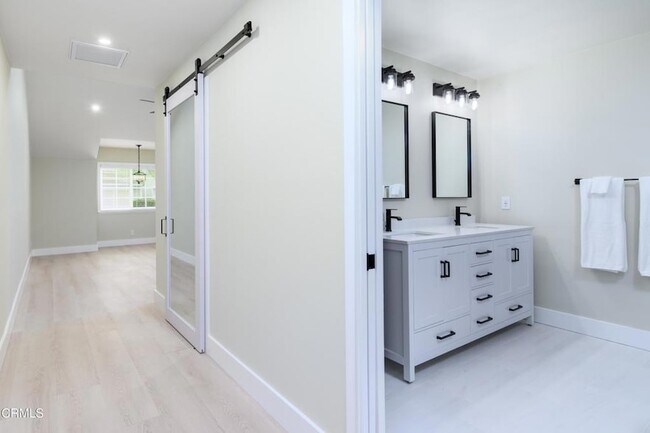 Building Photo - 1125 Stoneybrook Ln