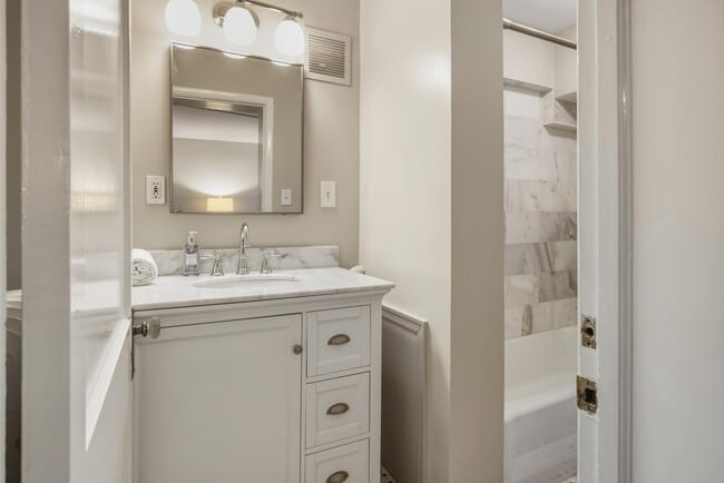 Building Photo - 2619 Woodley Pl NW