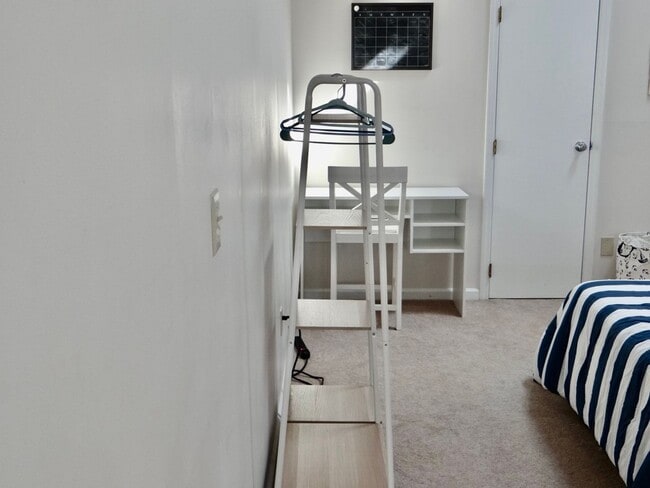 Building Photo - Beautifully Remodeled and Furnished Rental...