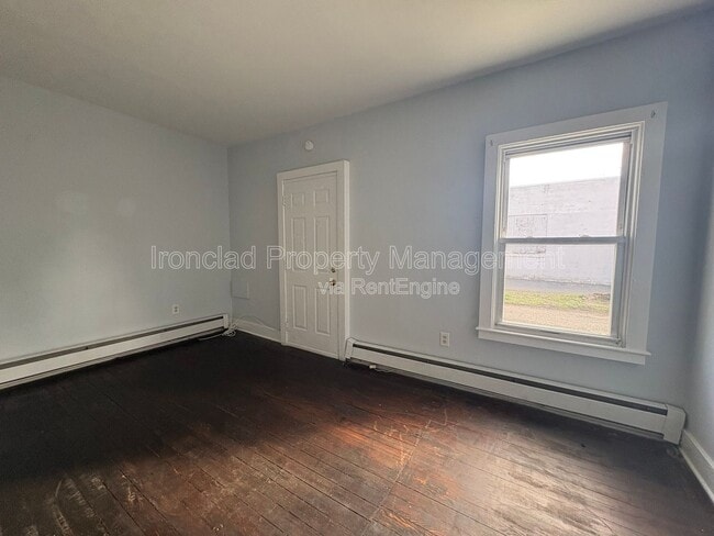 Building Photo - 206 Main St