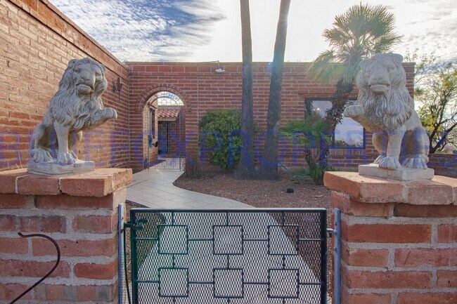 Building Photo - Stunning home off Sunrise and Swan!