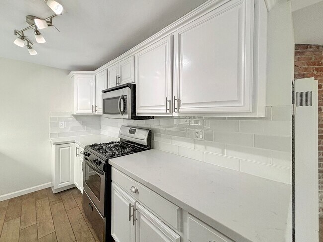 Building Photo - Charming 3BD/1BA Condo in University Heigh...