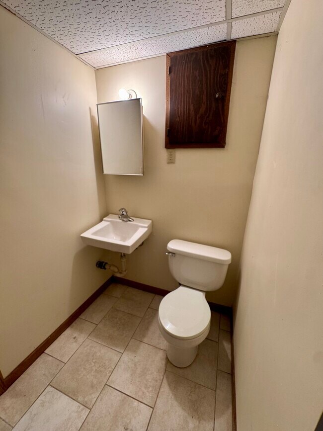 Building Photo - 5556 N Thornwood Ave