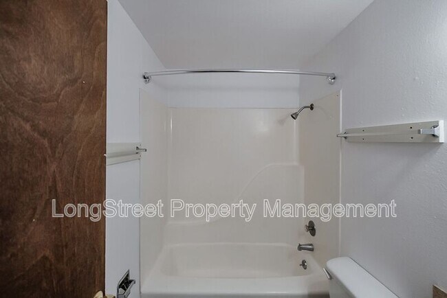 Building Photo - 1950 NW Hayes Ave