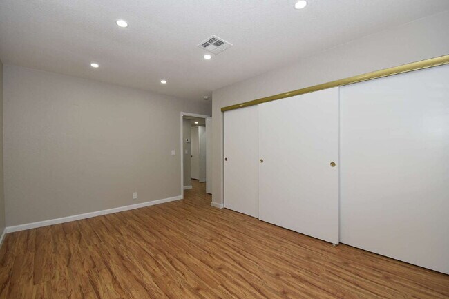 Building Photo - Stunning 2-Bedroom Condo 2nd Floor at The Lakes!