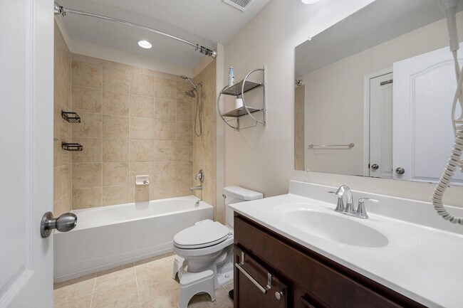 Building Photo - Spacious 3-Level END UNIT Townhome