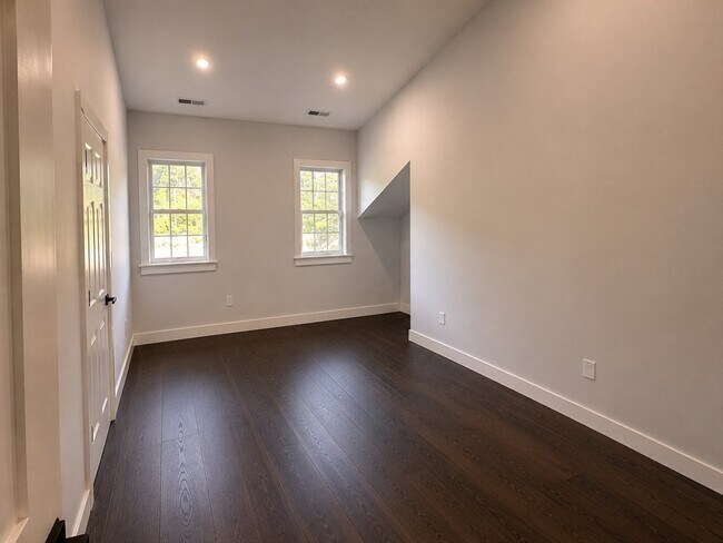 Building Photo - 288 Grove St